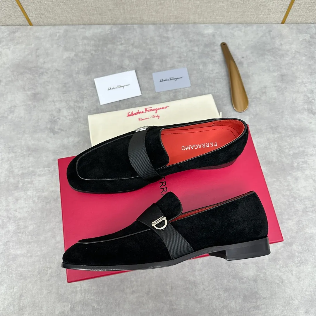 [Ferragamo] Top P: 960💰 Number of yards: 39~44 (38.45.46. Custom-made, non-refundable) Ferragamo** counters synchronize new models of men's loafers that can be worn casually or formally. The classic shape embodies the fashionable charm of formal wear, and the newly designed proportions are more modern. These loafers are made of imported open-edge beaded cowhide/fine calfskin/cow suede material. The upper is decorated with webbing, and the side is privately molded with silver Gancini buckles. The double stitching details add to the fashionable charm. Adopting a special "Original" structure and going through multiple processes, the soles are almost entirely handmade. Unique processing technology demonstrates exquisite craftsmanship. The original privately modeled genuine leather outsole is paired with a personalized rubber backing. It is comfortable, non-slip and wear-resistant. It can be worn as a slip-on. Exquisite hand-stitching. The workmanship is as fine as that of a store. The original color calfskin lining is sweat-absorbent, anti-odor, comfortable and breathable. The heel is also decorated with a rubber patch to perfectly improve the grip performance.